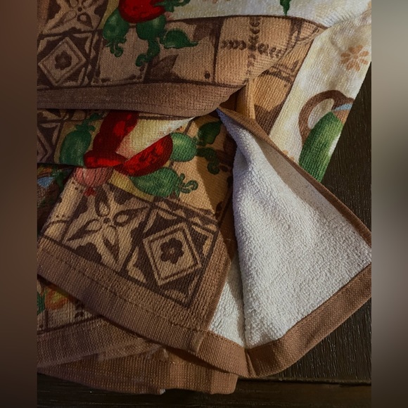 NWT - Chili Peppers Kay Dee Design - 3 kitchen towels and 1 pot holder - Picture 3 of 6